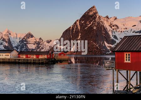 Maisons norvégiennes typiques dans le fjord en face de montagnes escarpées, brouillard marin, hiver, Reine, Moskenesoya, Lofoten, Norvège, Europe Banque D'Images