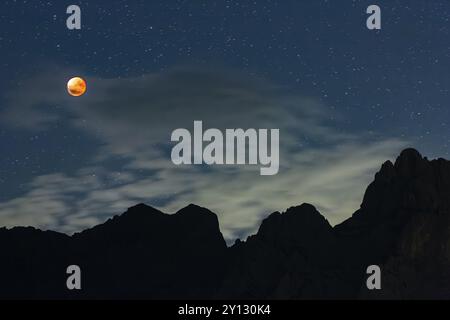 Éclipse lunaire complète devant les montagnes la nuit, pleine lune, montagnes Karwendel, Bavière, Allemagne, Europe Banque D'Images