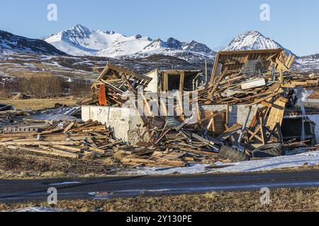 Bâtiment détruit après une forte tempête, janvier 2024, changement climatique, Leknes, Vestvagoya, Lofoten, Norvège, Europe Banque D'Images