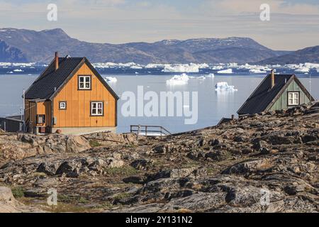 Maisons groenlandaises typiques devant les icebergs, établissement inuit, été, ensoleillé, Uummannaq, Groenland occidental, Groenland, Amérique du Nord Banque D'Images