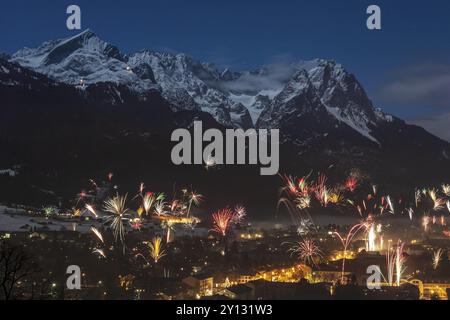 Feux d'artifice de la Saint-Sylvestre sur Garmisch-Partenkirchen, vue sur Alpspitze et Zugspitze, chaîne de Wetterstein, haute-Bavière, Bavière, Allemagne, Europe Banque D'Images