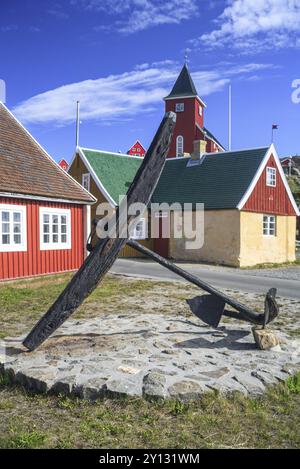 Bâtiment historique et ancre devant le ciel bleu, Musée, Sisimiut, Ouest du Groenland, Groenland, Amérique du Nord Banque D'Images