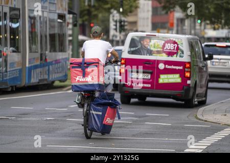 Service de livraison Flink courier cycliste et véhicule de livraison de bouteilles, à Duesseldorf, Rhénanie du Nord-Westphalie, Allemagne, Europe Banque D'Images