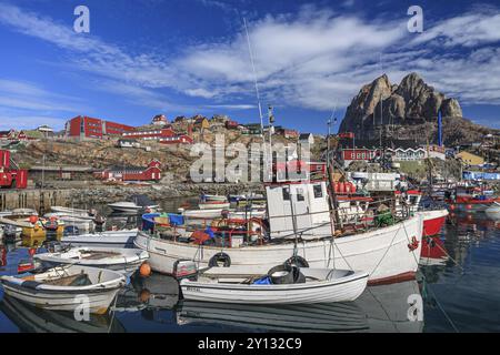 Port avec bateaux et maisons, établissement inuit, Heart Mountain, été, ensoleillé, Uummannaq, Groenland occidental, Groenland, Amérique du Nord Banque D'Images