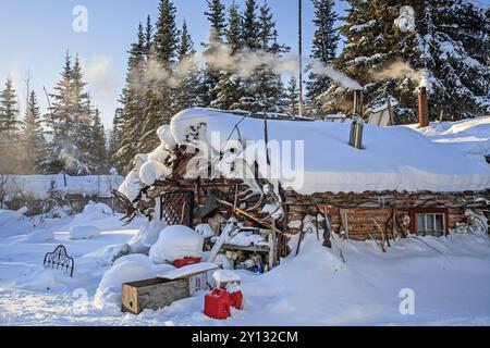 Cabane en rondins rustique et confortable, maison en rondins, neige profonde, Brooks Range, Alaska, États-Unis, Amérique du Nord Banque D'Images