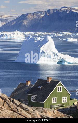 Maisons groenlandaises typiques devant les icebergs, établissement inuit, été, ensoleillé, Uummannaq, Groenland occidental, Groenland, Amérique du Nord Banque D'Images