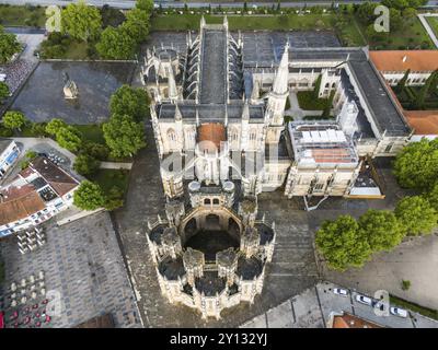 Vue aérienne d'une abbaye gothique à l'architecture élaborée entourée d'arbres et de places, vue aérienne, monastère, Mosteiro de Santa Maria da Vitoria, Banque D'Images