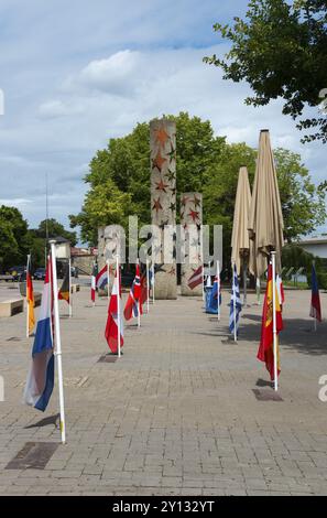 Espace extérieur avec drapeaux de différents pays et plusieurs piliers en arrière-plan, piliers de la nation en face du Musée européen, Schengen, frontière t Banque D'Images