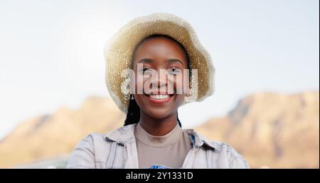 Femme noire, portrait et agriculteur avec chapeau dans la nature pour l'énergie conservatrice, le réchauffement climatique ou la durabilité future. Jeune africain, personne féminine ou Banque D'Images