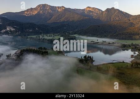 Vue aérienne d'un lac de montagne, montagnes reflétées dans le lac, lumière du matin, brouillard, été, lac Kochel, contreforts des Alpes, Bavière, Allemagne, EUR Banque D'Images