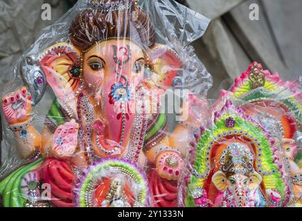 Guwahati, Inde. 4 septembre 2024. Idoles de la divinité hindoue à tête d'éléphant Ganesha exposées pour la vente près d'une route devant le Ganesh Chaturthi festi Banque D'Images