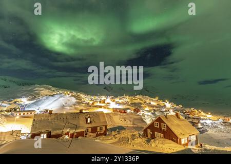 Aurores boréales, aurores boréales au-dessus des maisons, établissement inuit, hiver, Tasiilaq, est du Groenland, Groenland, Amérique du Nord Banque D'Images