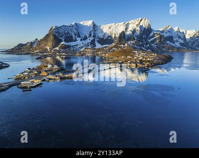 Vue aérienne du village au large de Bergen, côte, hiver, soleil, Reine, Kjerkfjorden, Moskenesoya, Lofoten, Norvège, Europe Banque D'Images