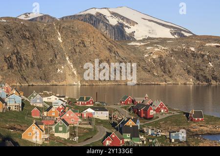 Maisons typiques groenlandaises en face des montagnes et du fjord, été, ensoleillé, Upernavik, ouest du Groenland, Groenland, Amérique du Nord Banque D'Images