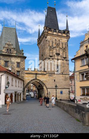 Les gens marchent sur le pont Charles à Lesser Town. Prague, République tchèque. Banque D'Images