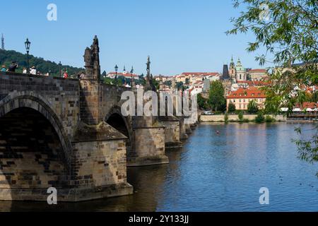 Pont Charles sur la rivière Vltava avec petite ville en arrière-plan à Prague, République tchèque. Banque D'Images