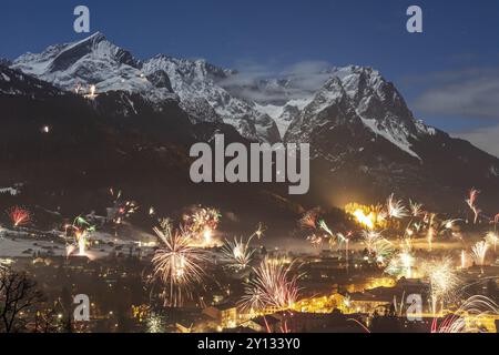 Feux d'artifice de la Saint-Sylvestre sur Garmisch-Partenkirchen, vue sur Alpspitze et Zugspitze, chaîne de Wetterstein, haute-Bavière, Bavière, Allemagne, Europe Banque D'Images