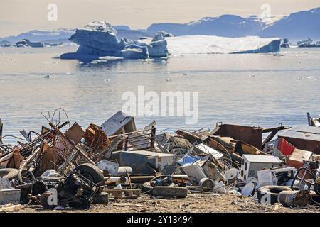 Décharge, déchets, déchets électroniques devant les icebergs dans le fjord, pollution environnementale, Arctique, Uummannaq, Ouest du Groenland, Groenland, North Amer Banque D'Images