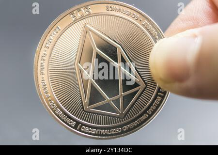 EOS. Monnaie crypto monnaie pièce d'argent, Macro shot de pièce IOTA isolé sur fond, découpé Banque D'Images