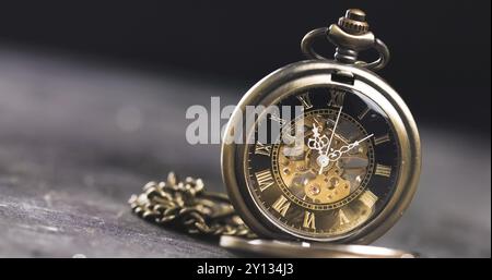 Ancien cadran de montre de poche antique gros plan. Horloge hipster vintage mesurant le temps Banque D'Images