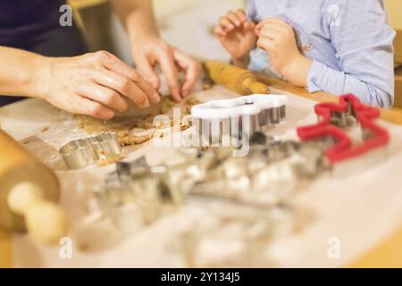 Pâtisserie avec la famille, mère et fille faisant des biscuits faits eux-mêmes dans une cuisine à la maison Banque D'Images