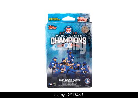 Une boîte de Topps 2016 Chicago Cubs World Series sur un fond blanc isolé dans un studio. Banque D'Images