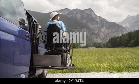 Ascenseur électrique véhicule spécialisé pour les personnes handicapées. Fauteuil roulant vide sur une rampe avec nature et montagnes à l'arrière Banque D'Images