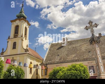 Église et bâtiment avec des abat-jour suspendus colorés sous ciel nuageux, szentendere, Danube, Hongrie, Europe Banque D'Images