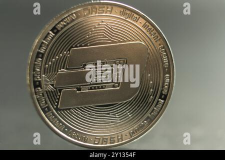 Tiret. Crypto monnaie pièce d'argent, Macro shot of Dash coin isolé sur fond, découpé Banque D'Images