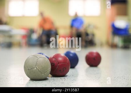 Les joueurs de boccia handicapés Formation sur un fauteuil roulant. Close up de petites boules Banque D'Images