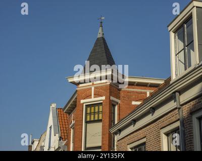 Haut de la maison en brique avec tour sous un ciel bleu clair, Haarlem, pays-Bas Banque D'Images