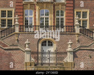 La façade ornée d'un bâtiment de château historique avec de nombreuses fenêtres et un balcon, Anholt, Rhénanie du Nord-Westphalie, Allemagne, Europe Banque D'Images