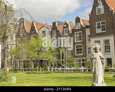 Jardin avec statue et bâtiments historiques en arrière-plan par temps ensoleillé de printemps à Amsterdam, Amsterdam, pays-Bas Banque D'Images