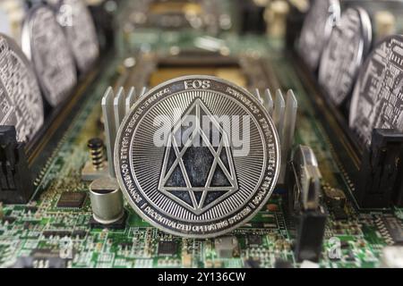 EOS coïncide avec une carte mère de circuit informatique en tant que réseau de paiement à technologie blockchain. Concept et minage de crypto-monnaie numérique Banque D'Images