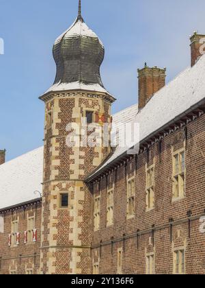 Une tour de château historique avec des murs de briques et une architecture saisissante, couverte de neige en hiver, Raesfeld, muensterland, allemagne Banque D'Images