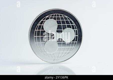 Ondulation. Crypto monnaie pièce d'argent, Macro shot de pièce d'ondulation isolé sur fond blanc, découpé Banque D'Images