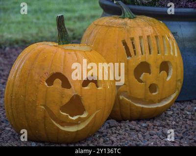 Deux citrouilles d'Halloween sculptées avec des visages joyeux debout sur le sol, borken, muensterland, allemagne Banque D'Images