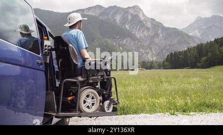 Ascenseur électrique véhicule spécialisé pour les personnes handicapées. Fauteuil roulant vide sur une rampe avec nature et montagnes à l'arrière Banque D'Images