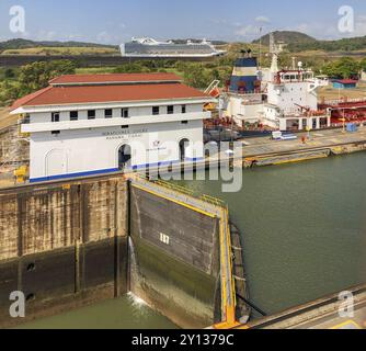 Système de verrouillage avec un navire et un bâtiment. Eau calme et ciel clair avec peu de nuages, ville de panama, panamakanl, panama, Amérique centrale Banque D'Images