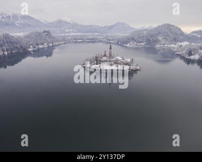 Lac de Bled avec une église de l'Assomption de Marys sur la petite île de Bled, Slovénie, Europe Banque D'Images