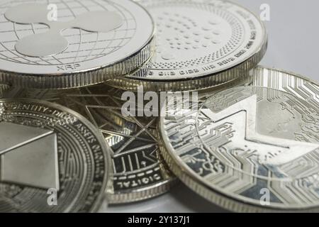 Macro photo de pièce physique de crypto-monnaie Ripple entourée d'une variété d'autres altcoins crypto Banque D'Images