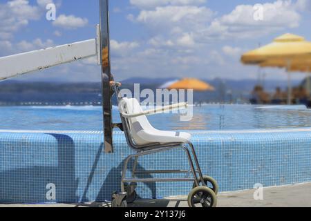 Plage adaptée et piscine avec ascenseur pour les nageurs handicapés Banque D'Images