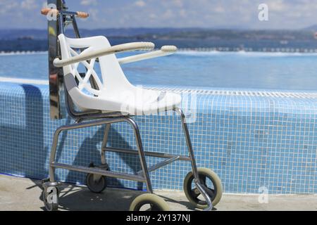 Plage adaptée et piscine avec ascenseur pour les nageurs handicapés Banque D'Images