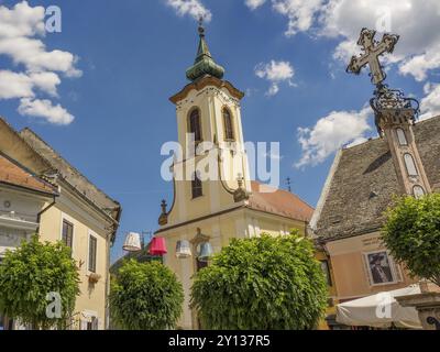 Une place avec une tour d'église, croix et abat-jour colorés, szentendere, Danube, Hongrie, Europe Banque D'Images
