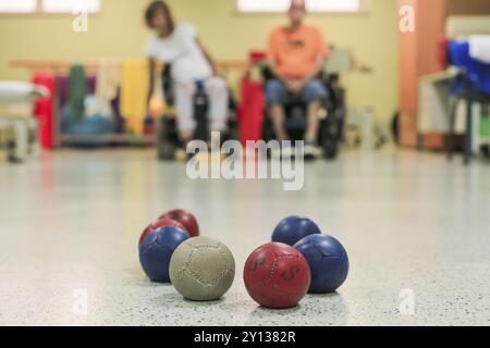 Les joueurs de boccia handicapés Formation sur un fauteuil roulant. Close up de petites boules Banque D'Images