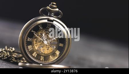 Ancien cadran de montre de poche antique gros plan. Horloge hipster vintage mesurant le temps Banque D'Images