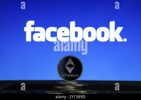 Pièces Ethereum avec logo Facebook sur un écran d'ordinateur portable. Slovénie, Ljubljana, 02 24 2019 Banque D'Images