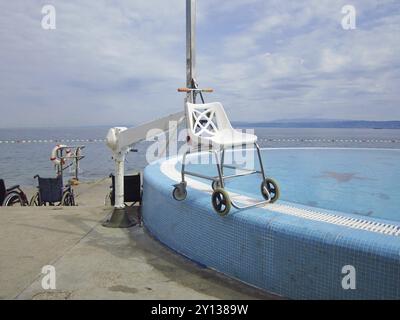 Plage adaptée et piscine avec ascenseur pour les nageurs handicapés Banque D'Images