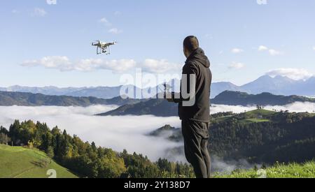 Exploitation de l'homme volant drone planant ou par commande à distance Banque D'Images