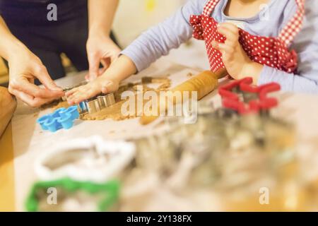 Pâtisserie avec la famille, mère et fille faisant des biscuits faits eux-mêmes dans une cuisine à la maison Banque D'Images